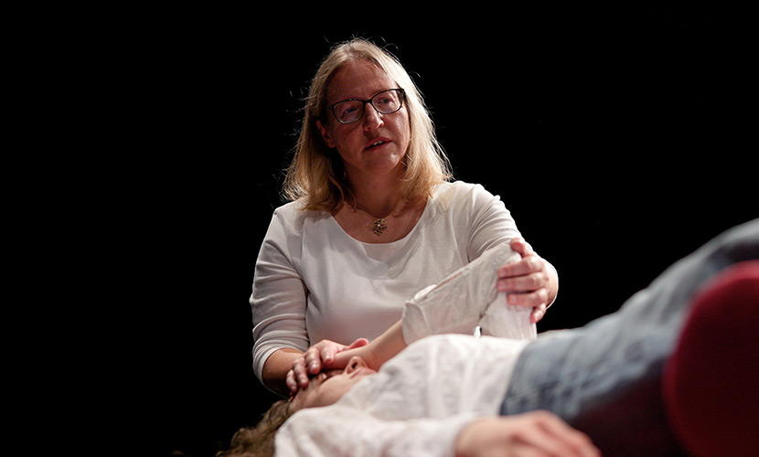 Juliane-Kamp-Feldenkrais-Musik-Coaching_Bild-bei-der-Behandlung